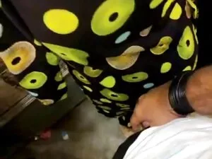 Gadis kecil membuka  ...